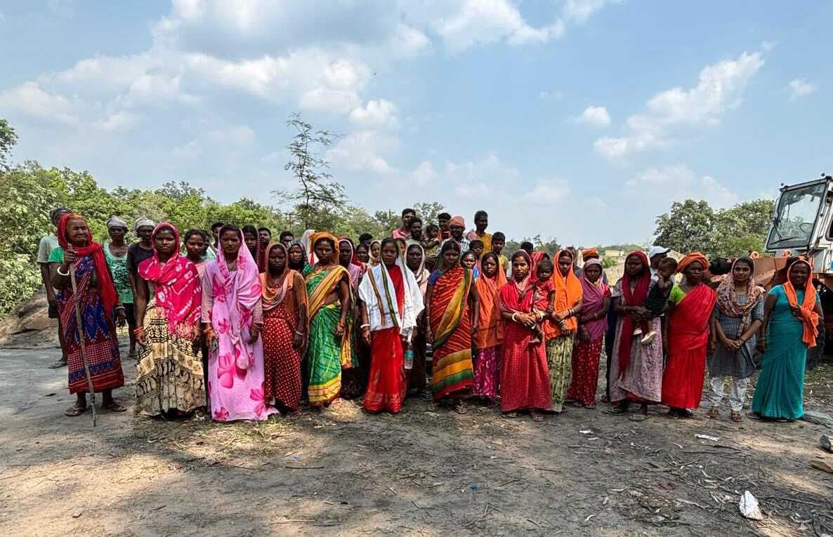 देवी मंडप के समीप पेड़ काटने का ग्रामीणो ने किया विरोध