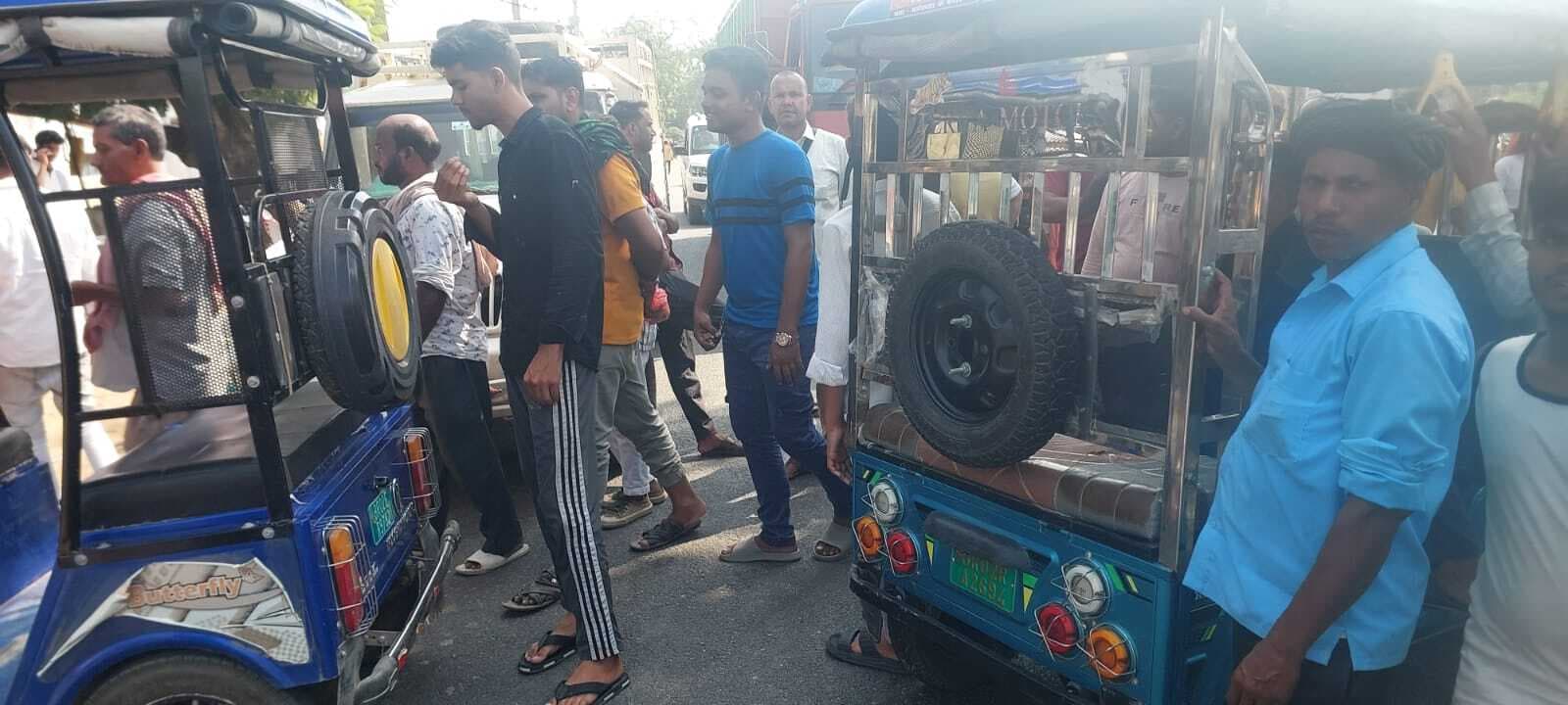 अनियमित बिजली आपूर्ति के विरोध में सड़क जाम कर विरोध