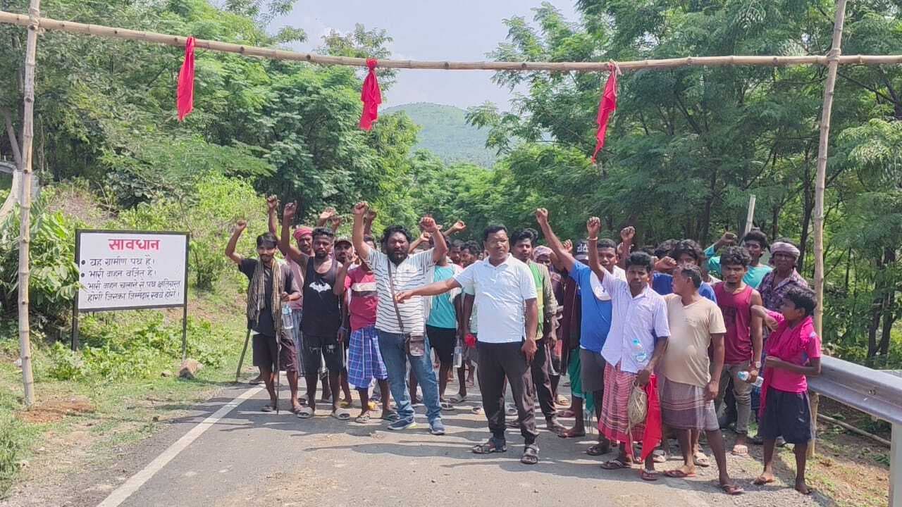 ग्रामीणों ने जस्कुटी मोड़ के पास लगाया बांस का बैरियर, बड़े वाहनों के प्रवेश पर लगायी रोक