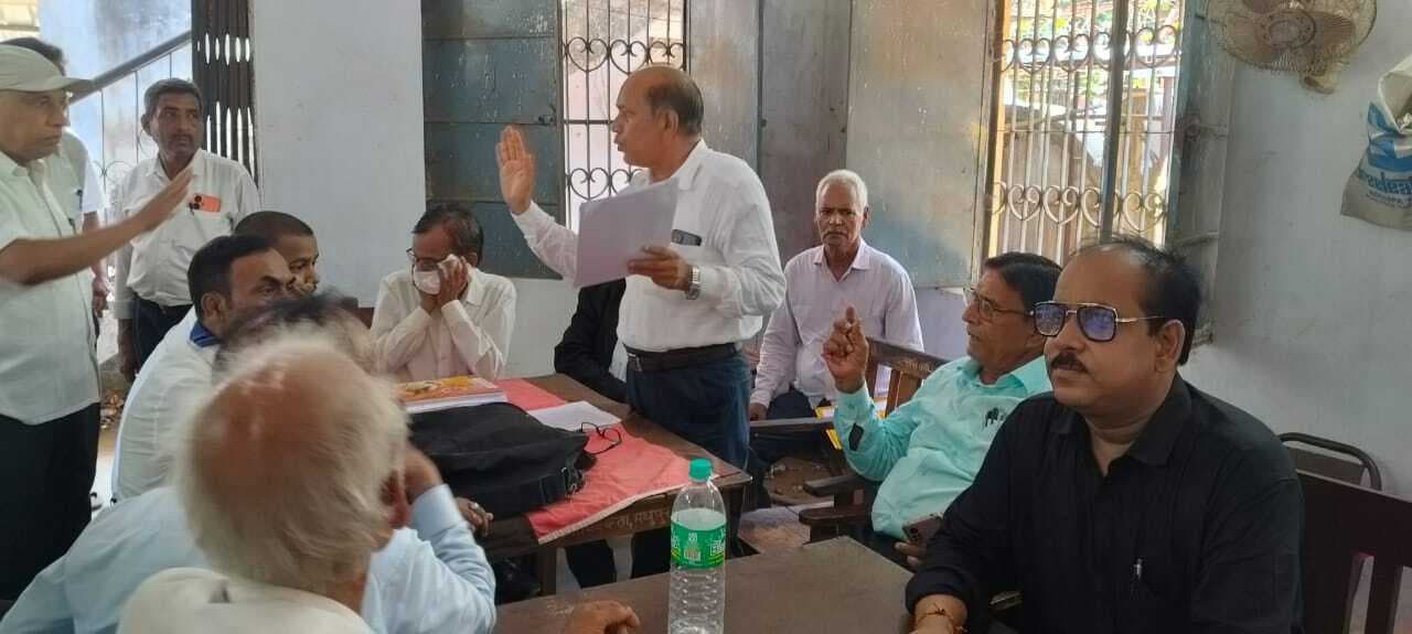 पुलिस पर अभद्र व्यवहार के आरोप लगाते हुए अधिवक्ताओं ने जतायी नाराजगी