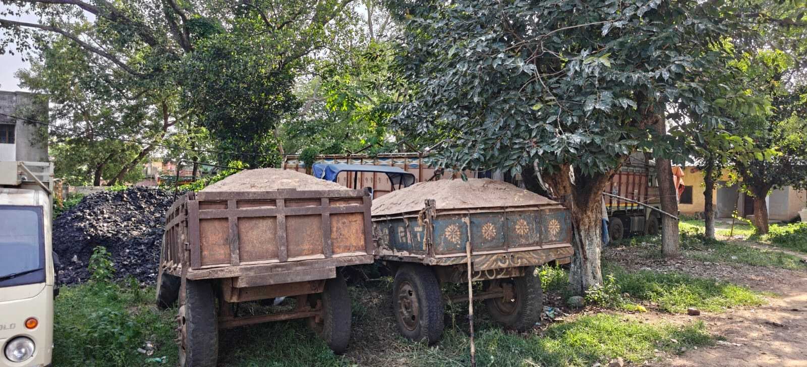 पुलिस ने अवैध बालू लोडेड दो ट्रैक्टर किया जब्त