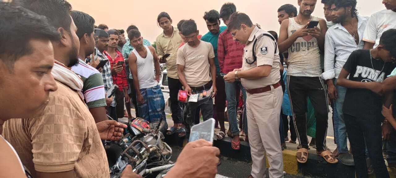 ट्रक ने बाइक सवार को तीन लोगों को रौंदा, मौके पर मौत