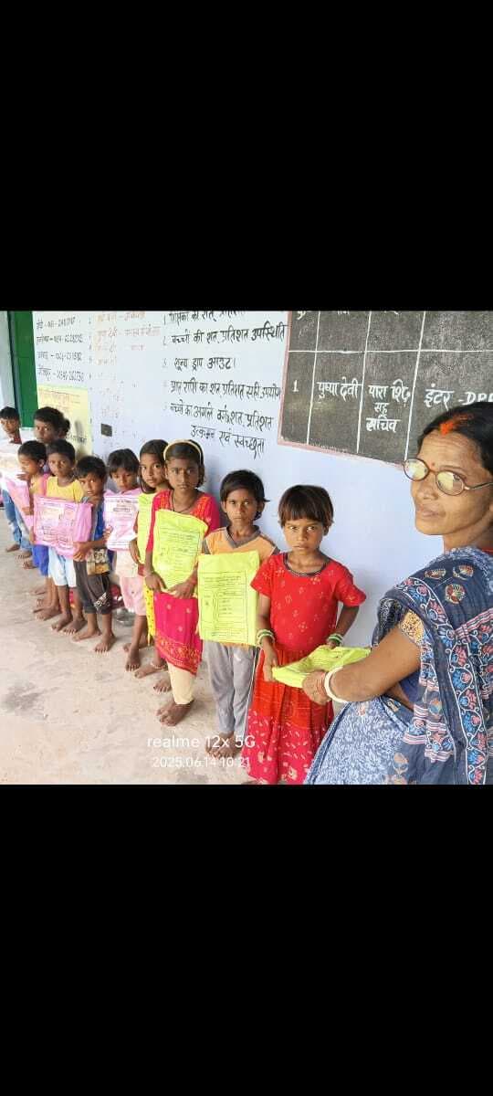 27 छात्राओं के बीच पुस्तक का वितरण