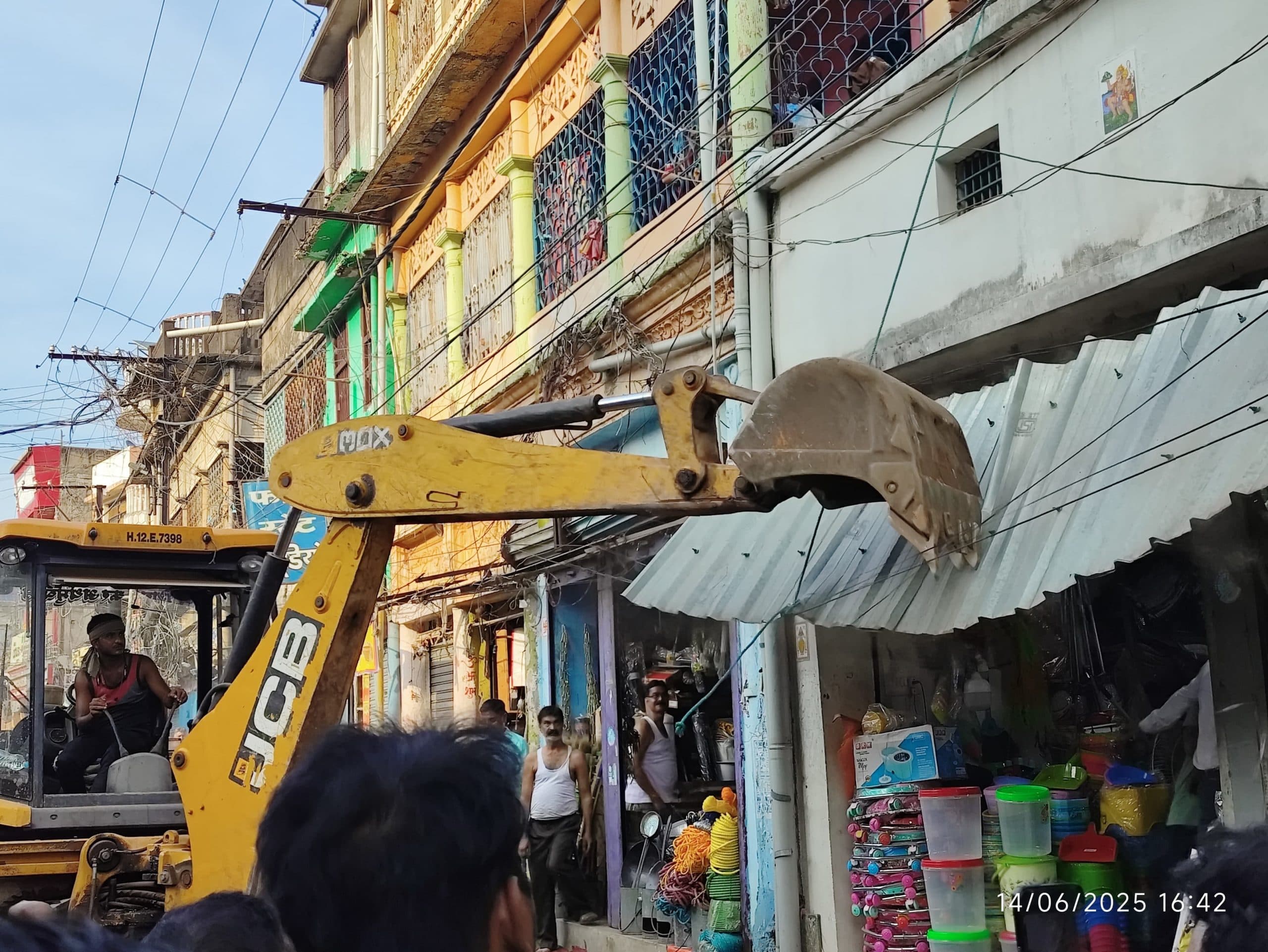 बुलडोजर लगाकर हटवाया छज्जा व शेड,  अवैध वाहन पार्किंग पर भी वसूला जुर्माना