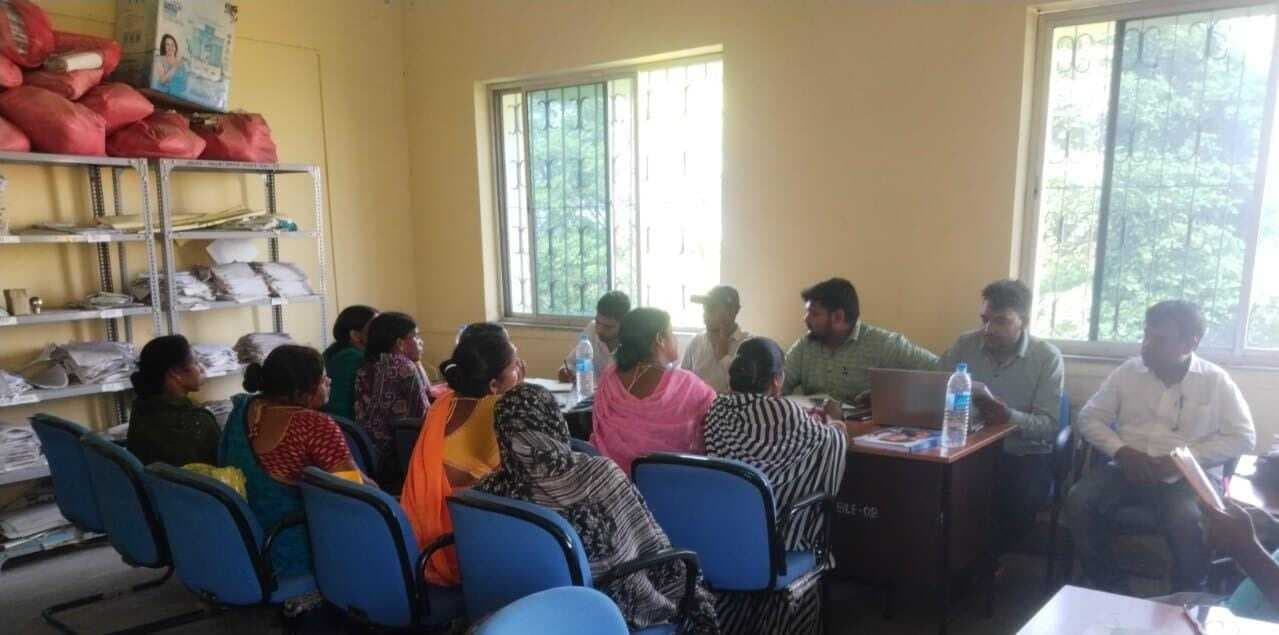 महिलाओं को मुद्रा लोन व ट्रेड लाइसेंस की दी गयी जानकारी