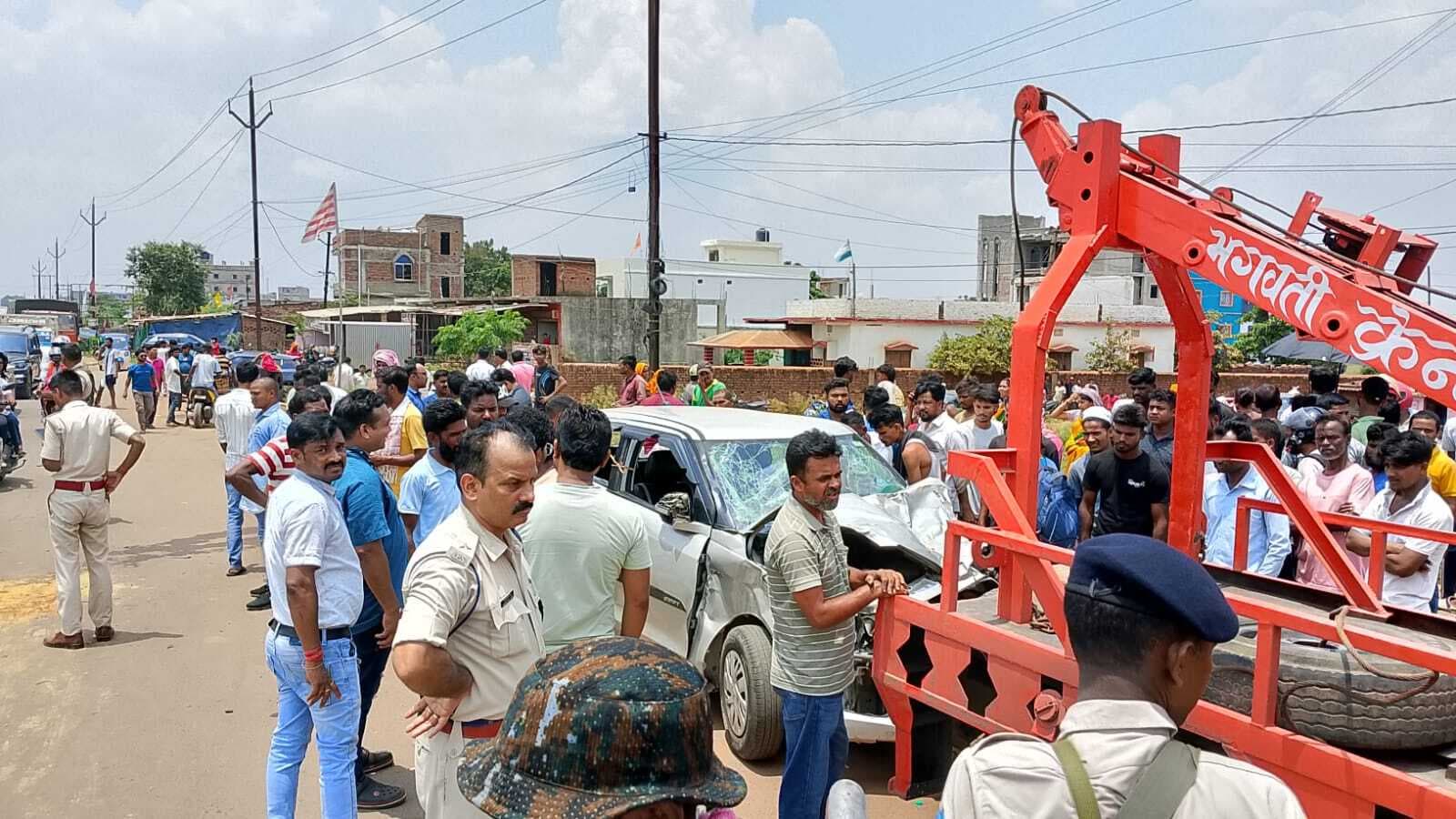 हादसे में महिला की मौत, एक बच्ची समेत तीन जख्मी, सड़क जाम