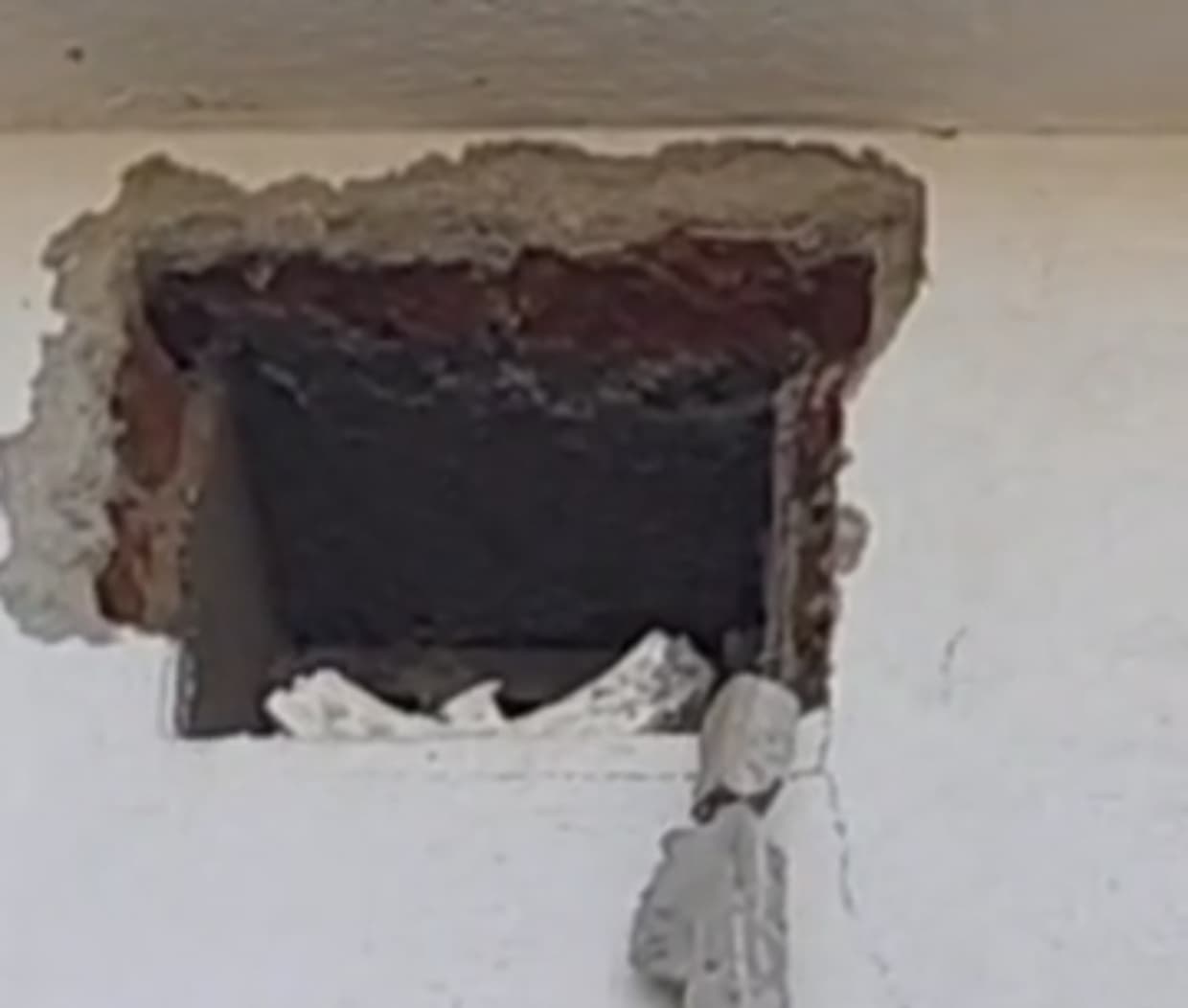 ग्रामीणों ने चोरी करने घर में घुसे दो लड़कों को पकड़ कर पुलिस को सौंपा