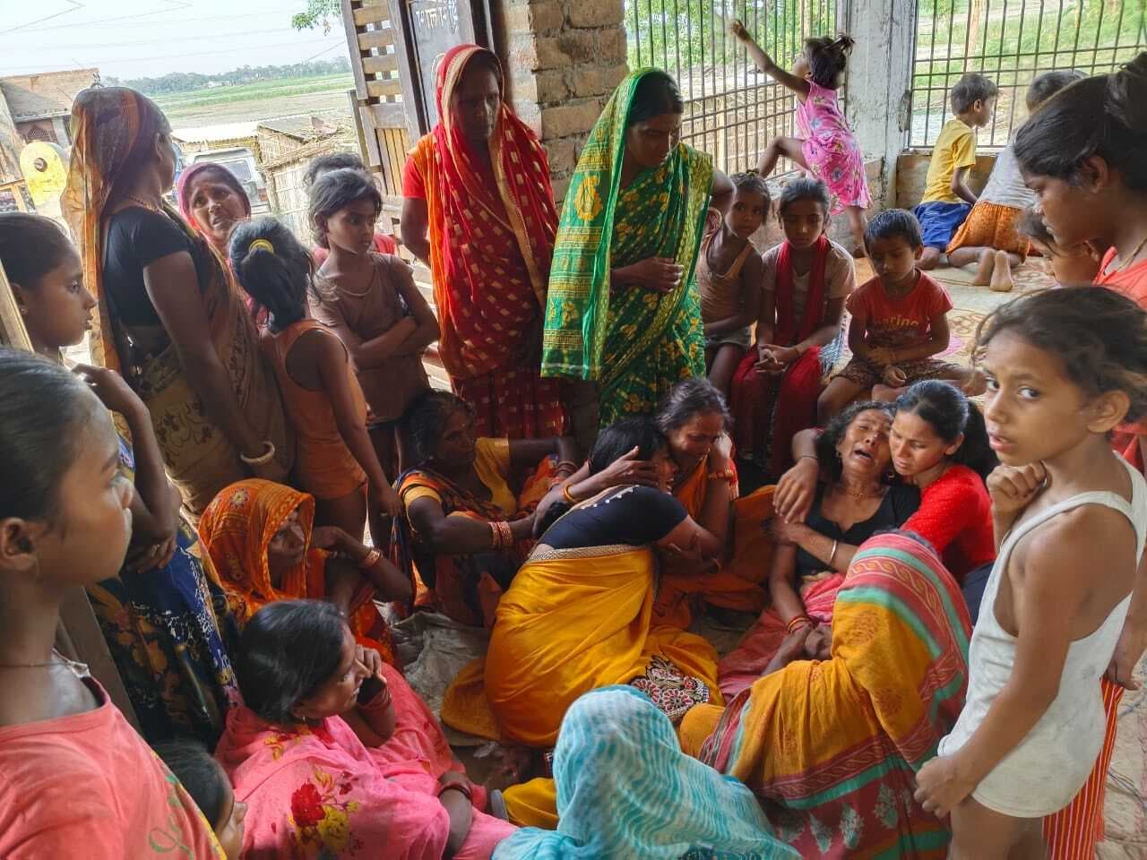 Motihari : पोल व दीवार के बीच में घुसी बाइक, दो युवकों की मौत