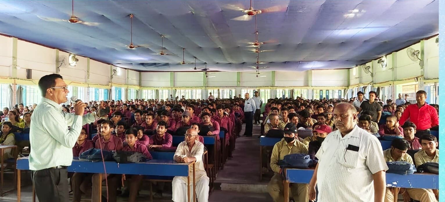 Madhubani News : समर कैंप में बच्चों को बंगला भाषा के बारे में बताया