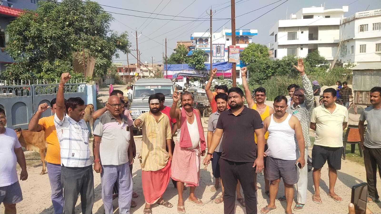 Madhubani News : हनुमान बाग कॉलोनी में अनियमित बिजली आपूर्ति के कारण लोगों ने जाम की सड़क