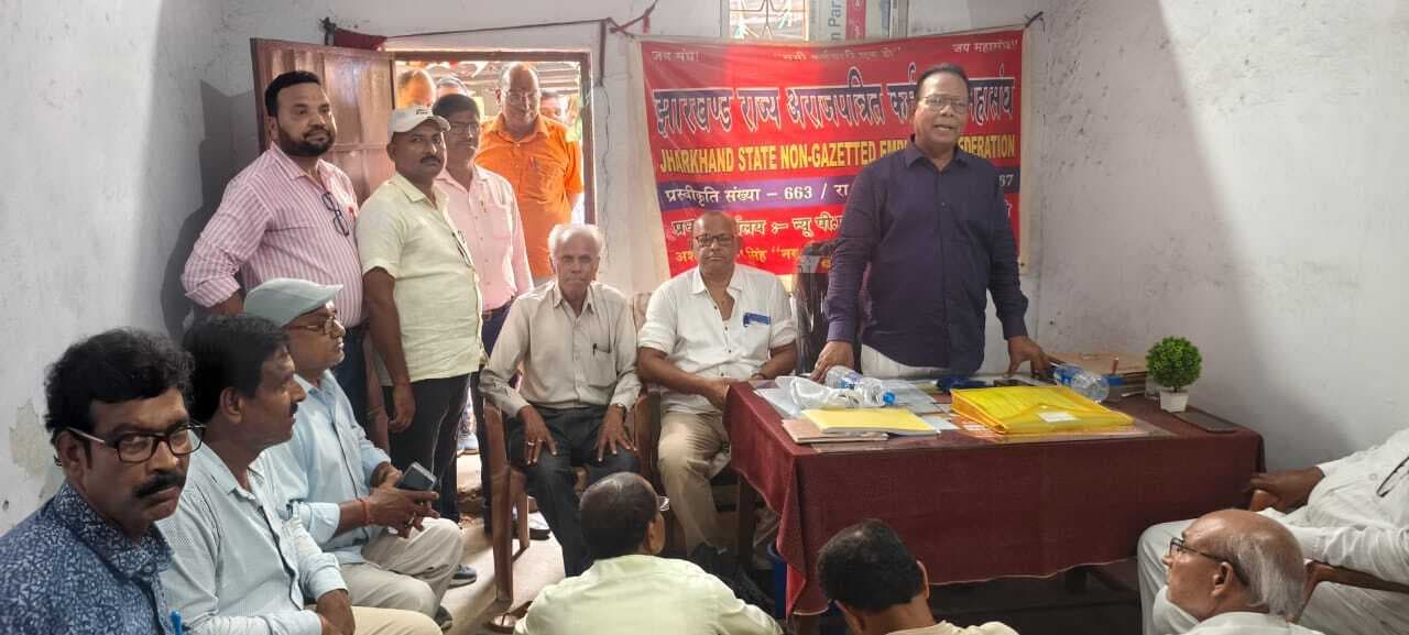 Giridih News :पंचायत सचिव को आत्महत्या के प्रयास के लिए विवश किया गया : वशिष्ठ