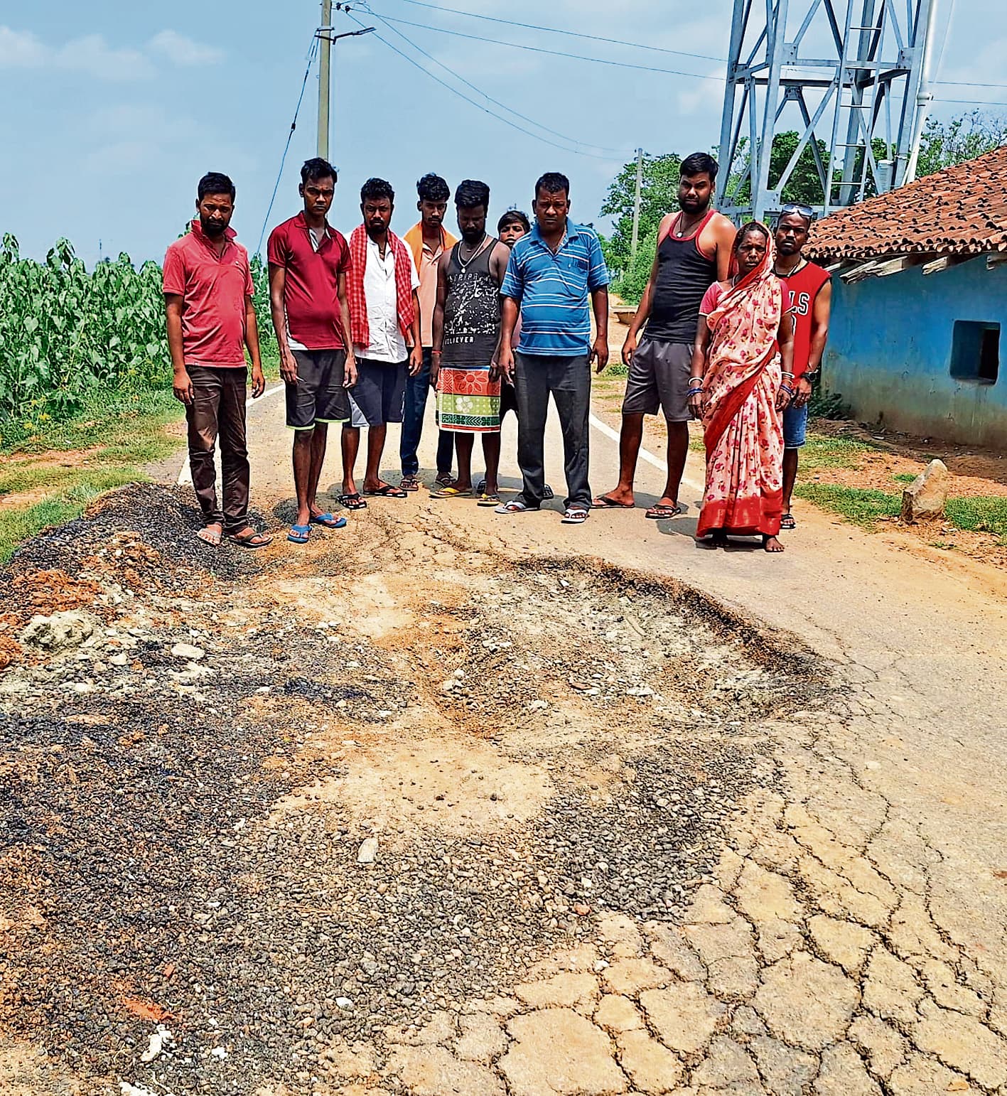 West Singbhum News : एक साल में धंसी सड़क, ग्रामीणों ने किया विरोध