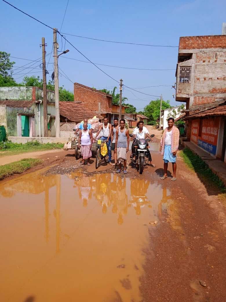 East Singhbhum News : जानलेवा हुई सड़क, बारिश में कंधे पर साइकिल लेकर पार होते हैं विद्यार्थी