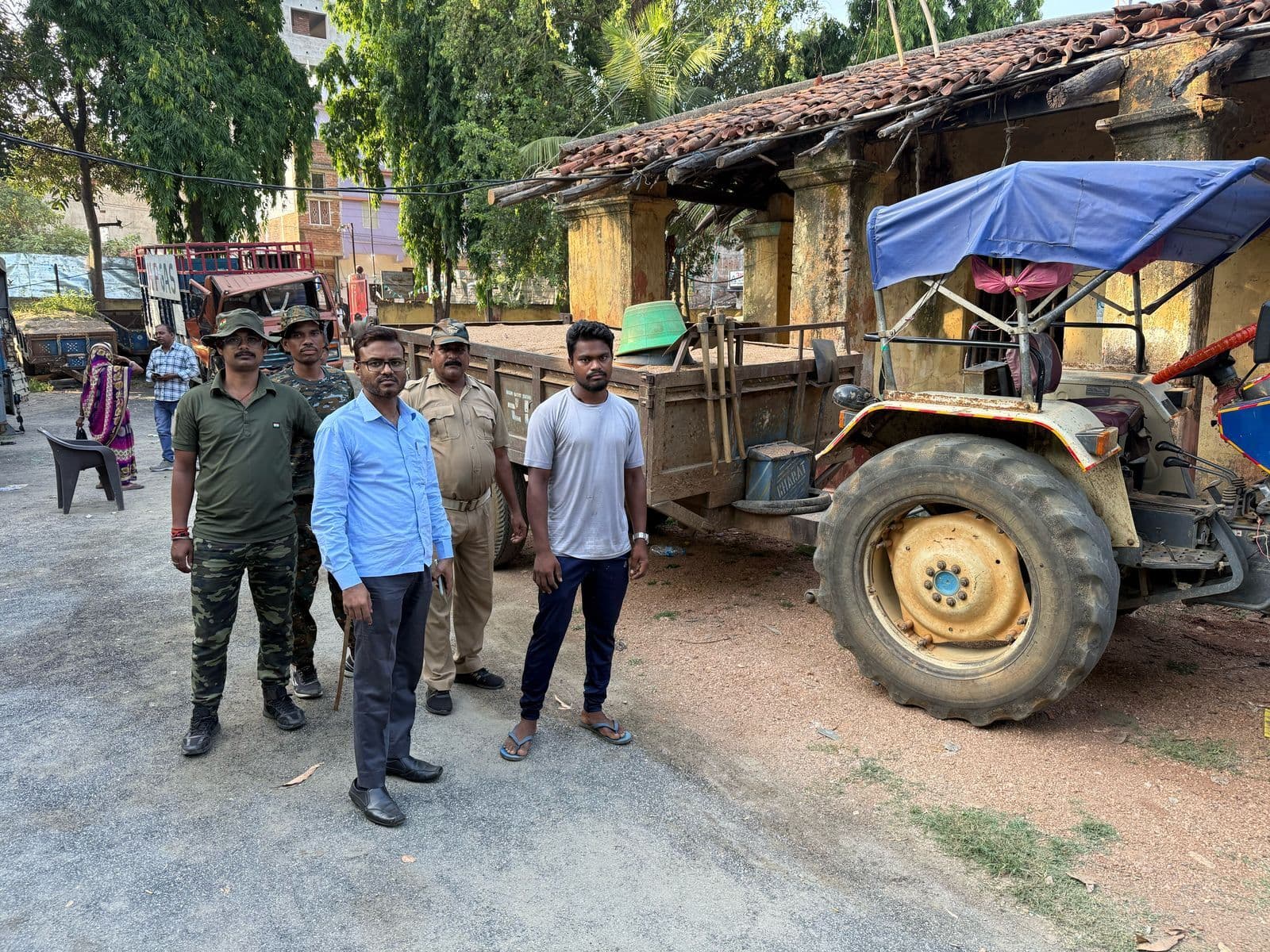 Giridih News :सीओ व पुलिस ने पकड़े बालू लदे तीन ट्रैक्टर