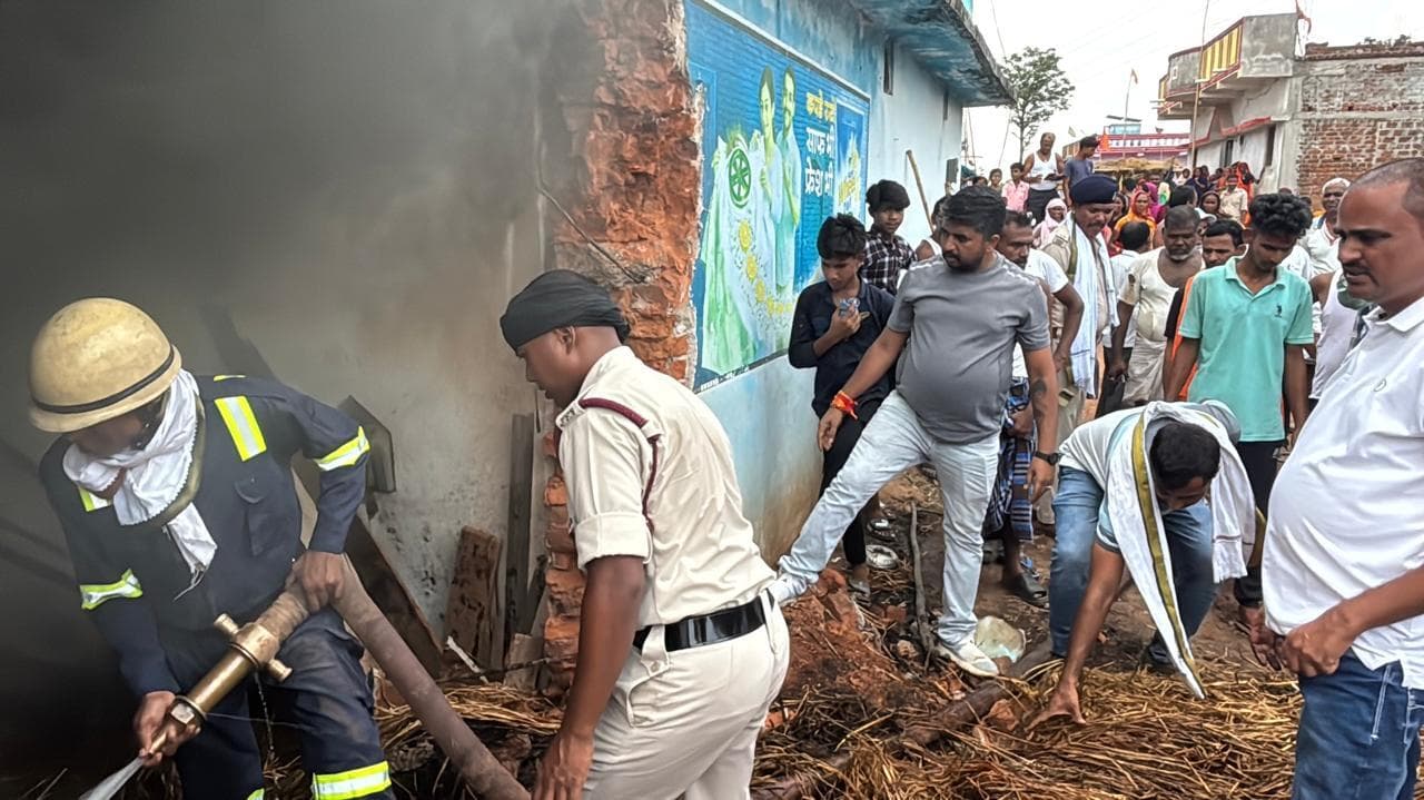 Giridih News :घर में लगी आग, बच्चे के फंसे रहने की सूचना पर परेशान रही पुलिस