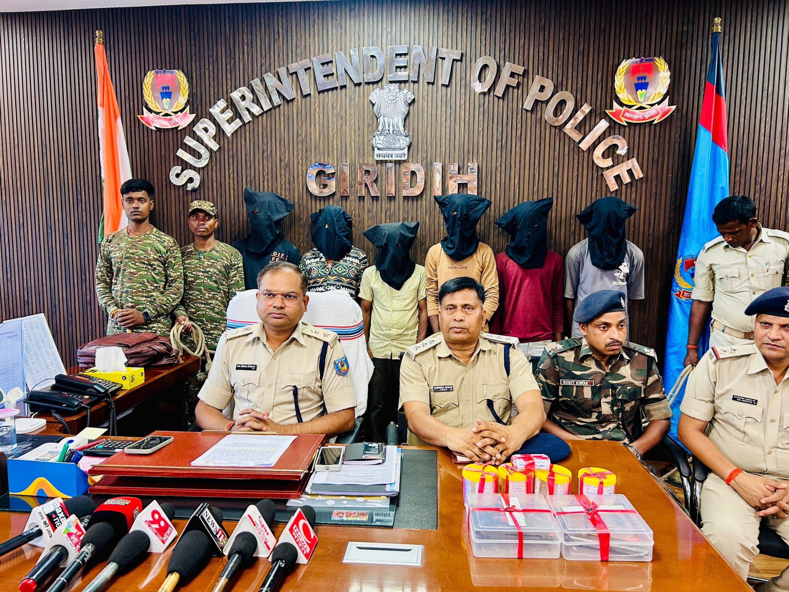 Giridih News :जेवर कारोबारी से लूटपाट में शामिल अपराधियों के पास से मिले दो पिस्टल व तीन जिंदा कारतूस बरामद