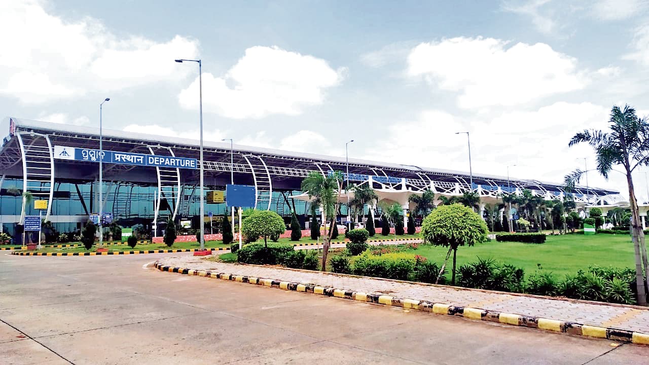 Bhubaneswar News: भुवनेश्वर एयरपोर्ट के आस-पास अवैध निर्माण और पेड़ों के कारण सुक्षा मानकों का हो रहा उल्लंघन