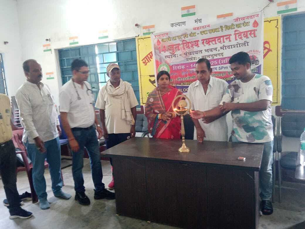 East Singhbhum News : तीन महिलाएं समेत 85 ने किया रक्तदान, दिव्यांग ने नौवीं बार खून दिया