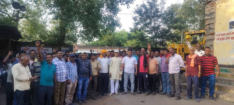 Dhanbad News : संडे कटौती के लिए संयुक्त मोर्चा ने बासुदेवपुर कोलियरी का किया चक्का जाम