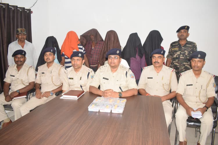 Dhanbad News : झरिया में छह अवैध लॉटरी टिकट विक्रेता गिरफ्तार, भेजे गये जेल