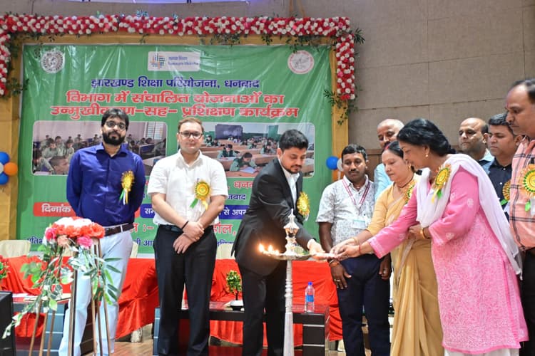 Dhanbad News: आंगनबाड़ी केंद्रों की निगरानी के लिए डीसी ने जारी किया ऐप