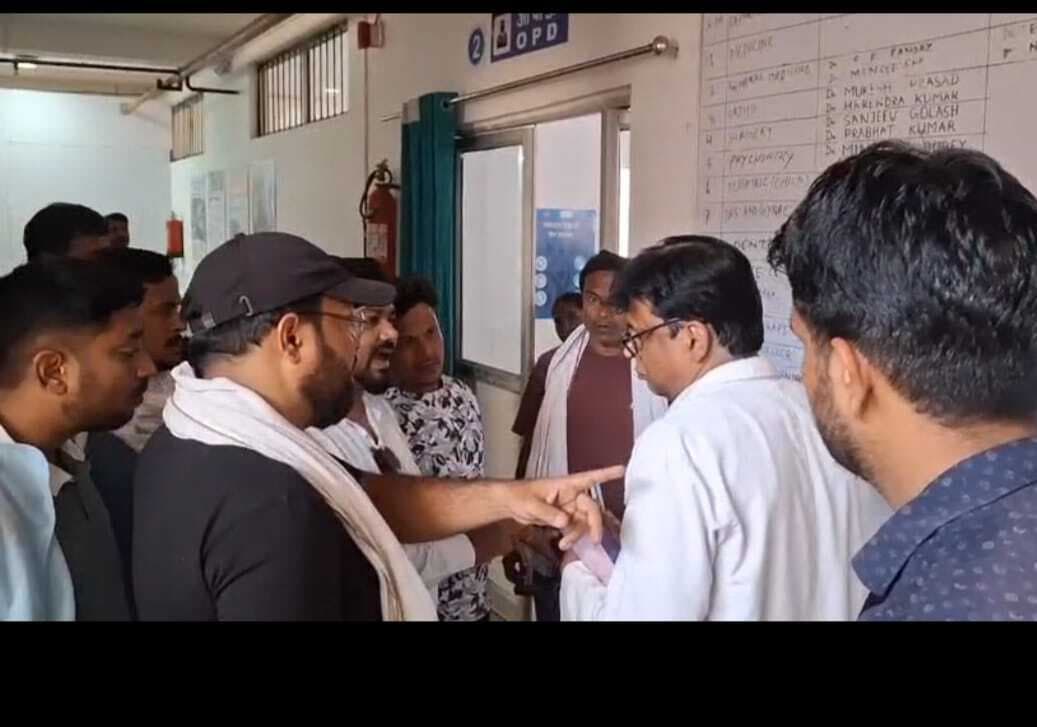 Dhanbad News : एसएनएमएमसीएच व सदर अस्पताल में भर्ती मरीजों से बगैर बैज के नहीं मिल पायेंगे परिजन