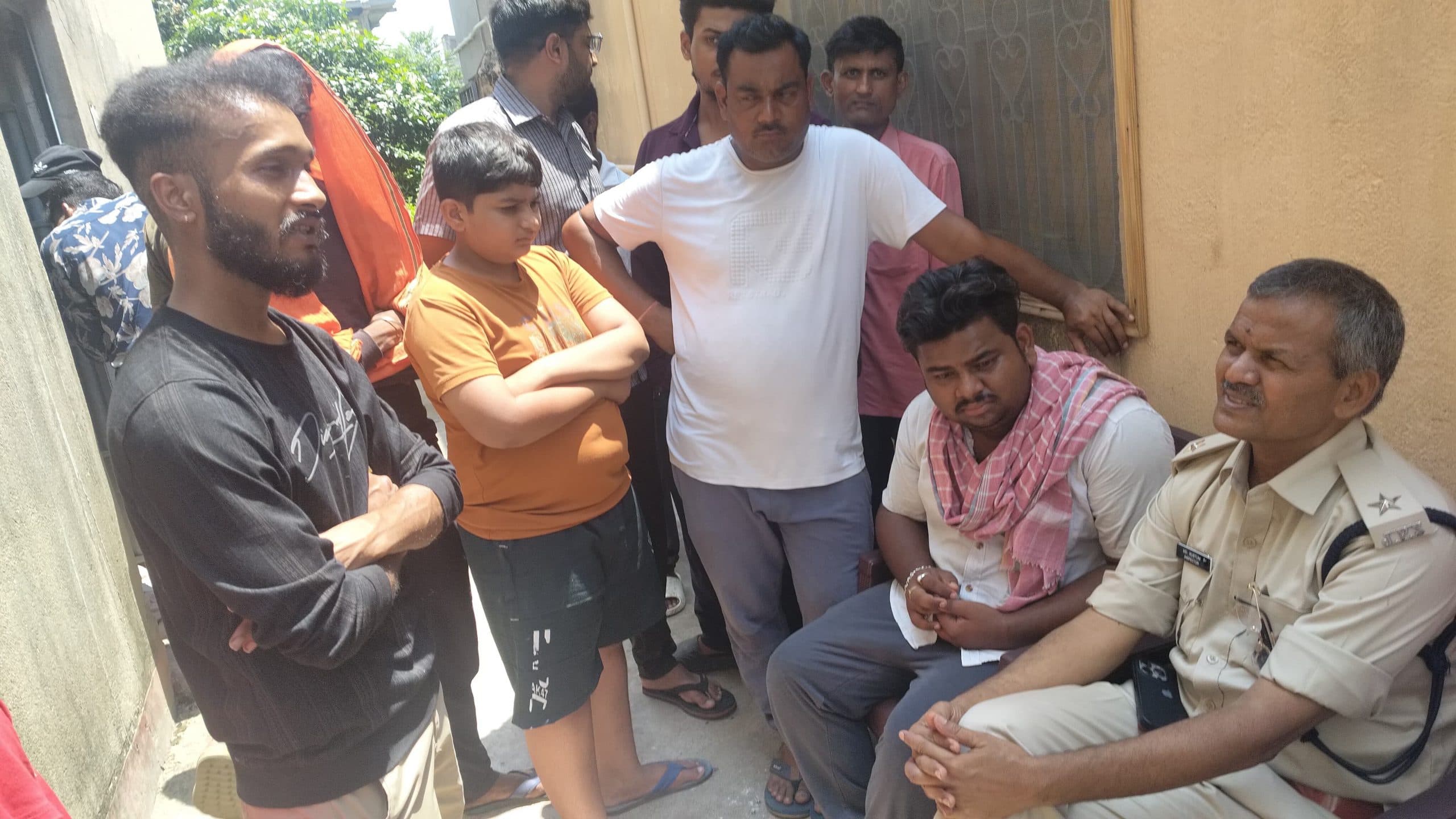 Dhanbad News : धारदार हथियार से अपराधी ने घर में सो रहे परिवार पर किया हमला, तीन जख्मी