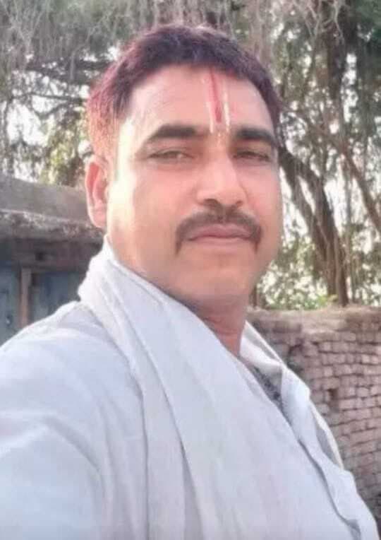 सड़क किनारे खड़े हाइवा में घुसी बाइक, अधेड़ की मौत