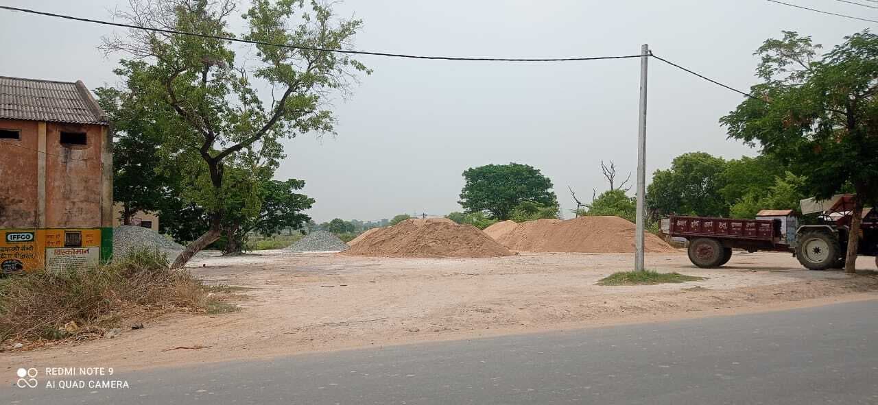 रामगढ़ में लाखों रुपये की लागत से बना बस स्टैंड पड़ा वीरान