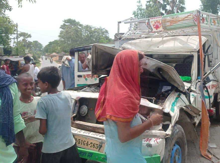 hajipur news. पिकअप की ठोकर से बाइक सवार दंपती व बेटा घायल