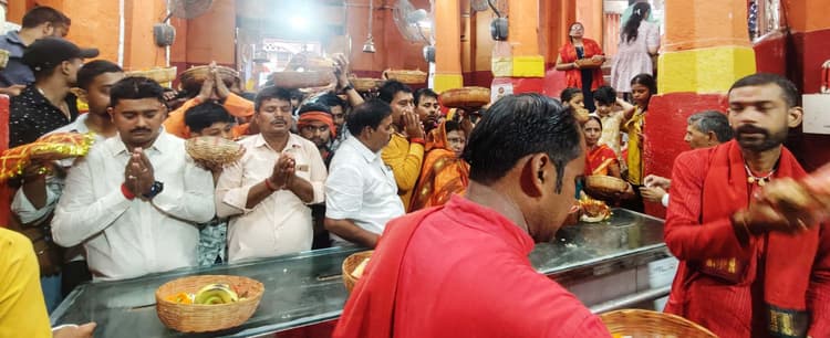 सूर्य मंदिर में श्रद्धालुओं की उमड़ी भीड़, सुख-समृद्धि का मांगा आशीर्वाद