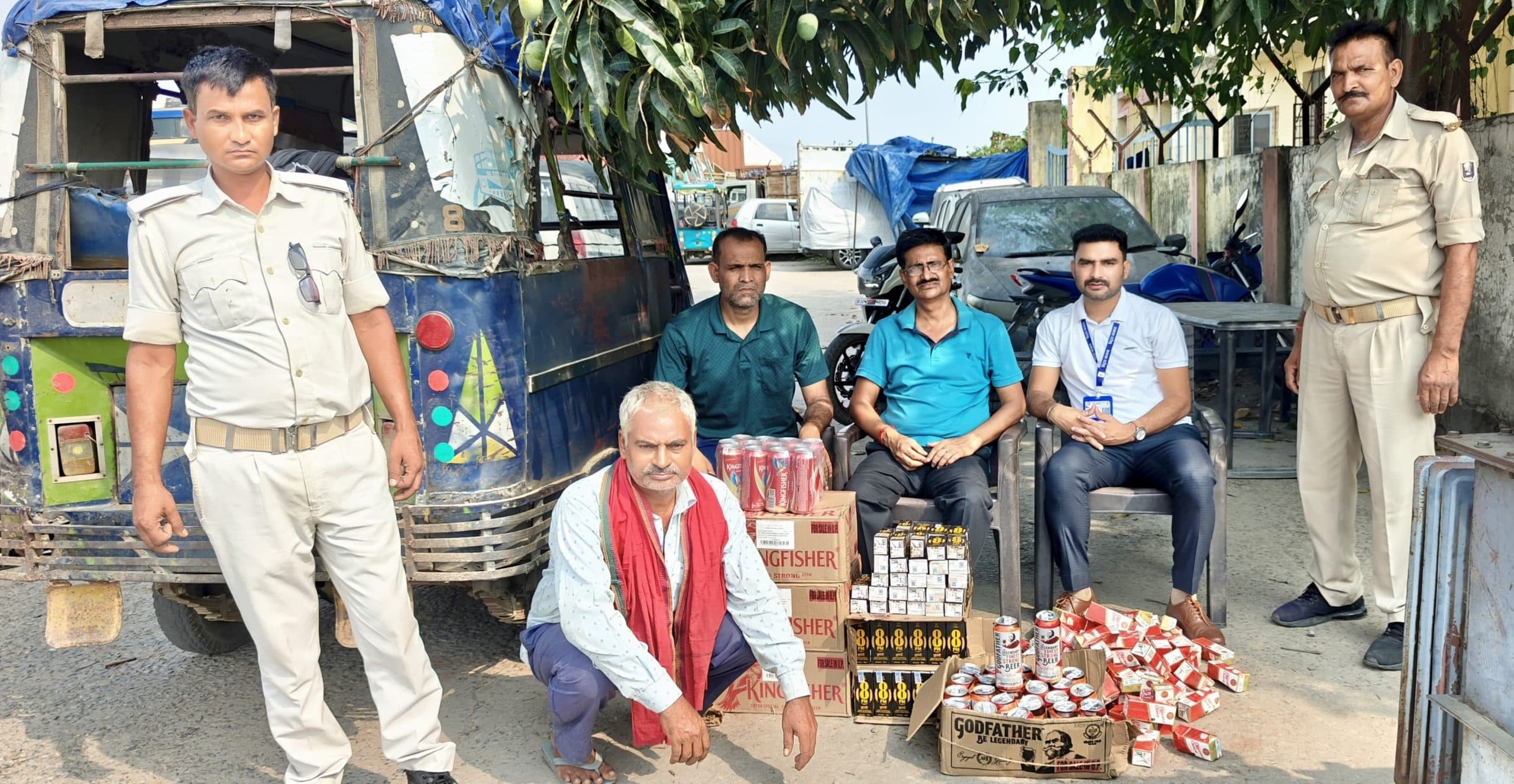 विश्वंभरपुर में 113 लीटर शराब के साथ दो तस्कर गिरफ्तार, टेंपो और बाइक जब्त