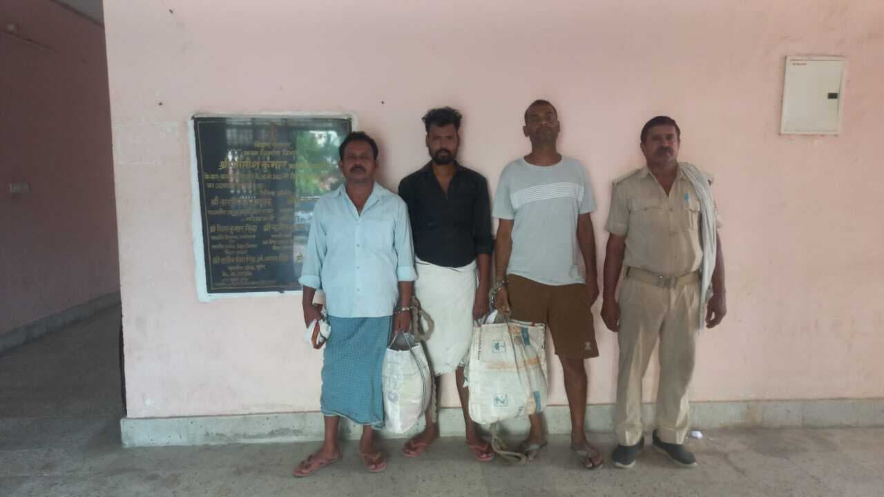 लोकल व विदेशी शराब के साथ तीन तस्कर गिरफ्तार