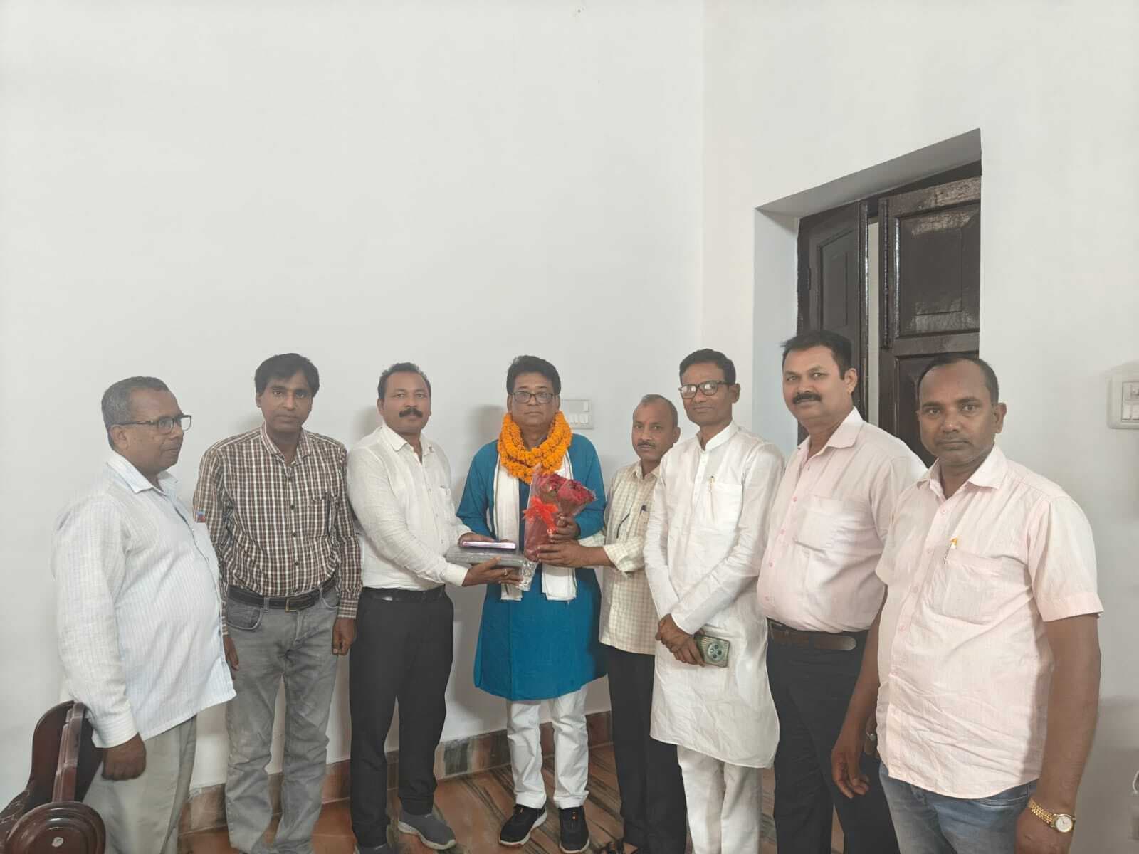 Bettiah : एससी एसटी शिक्षकों को न्याय दिलाने के लिए आयोग के अध्यक्ष को सौंपा ज्ञापन