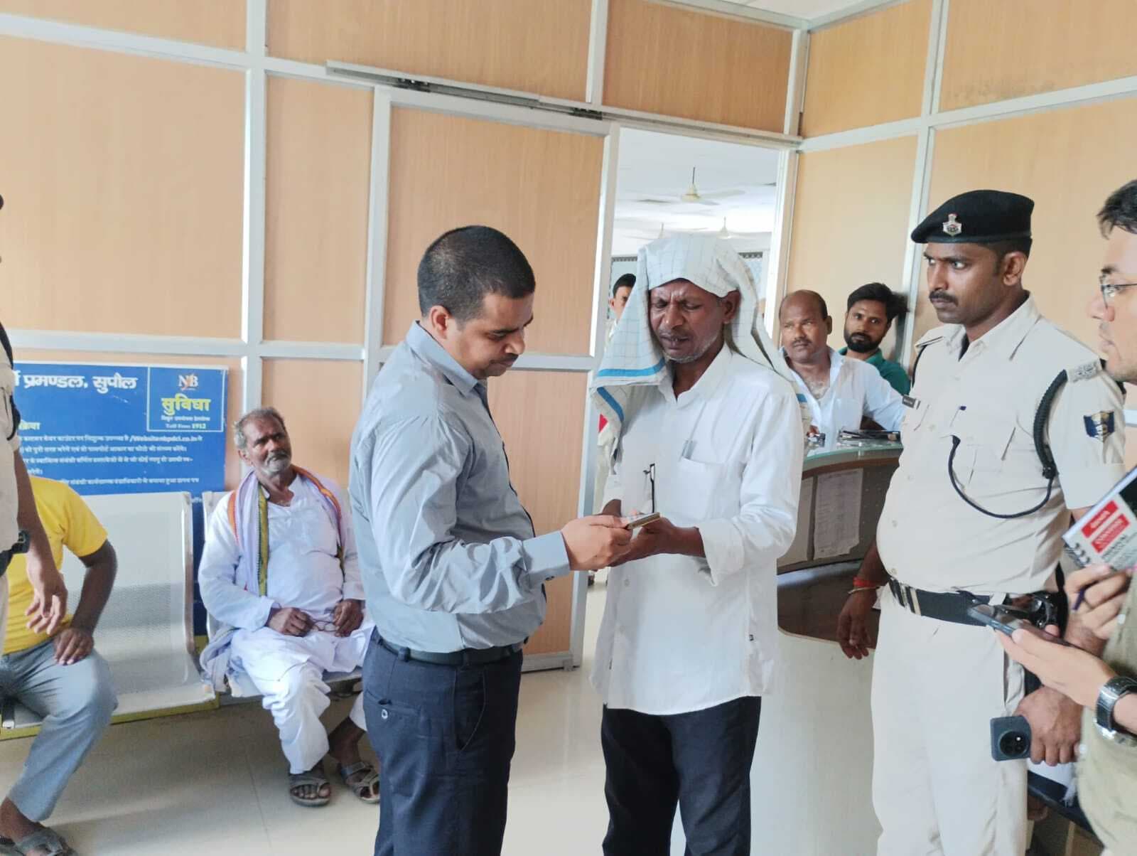 विद्युत आपूर्ति प्रमंडल का डीएम ने किया निरीक्षण, अनुपस्थित अधिकारियों का वेतन स्थगित