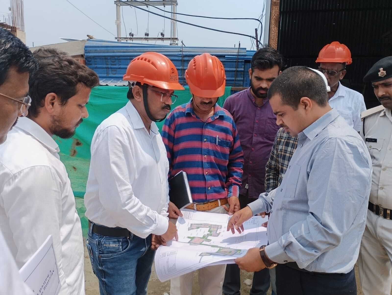 लोहिया मेडिकल कॉलेज के निर्माण कार्य का डीएम ने किया निरीक्षण