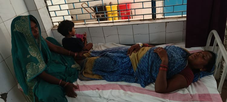 ठनका गिरने से एक ही परिवार के चार सदस्य झुलसे, एक बकरी की मौत