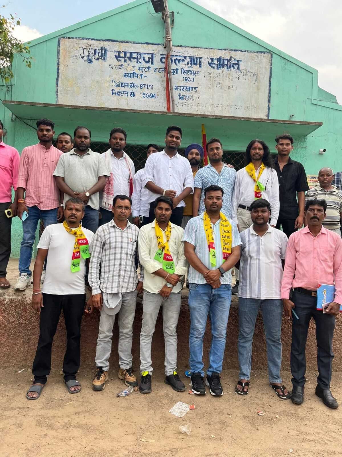 Jamshedpur news. धातकीडीह मुखी बस्ती के युवाओं ने जेएलकेएम की सदस्यता ग्रहण की