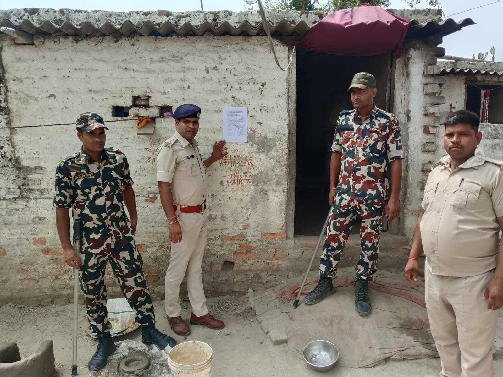 मीरगंज में पांच आरोपितों के घर पर पुलिस ने चिपकाया इश्तेहार