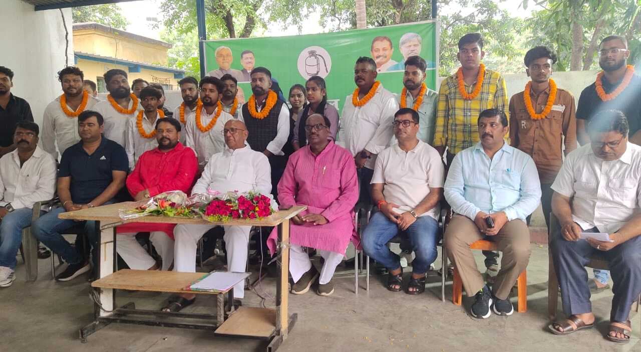 Jamshedpur news. छात्र आजसू नेता हेमंत सैकड़ों समर्थकों संग ली जदयू की सदस्यता