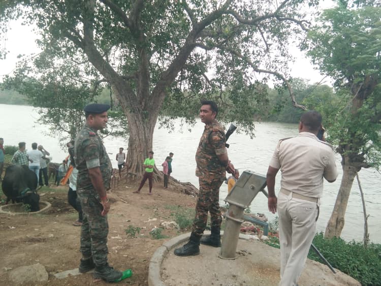 आरा कैनाल में दो वर्षीय बच्चा डूबा, खोज जारी