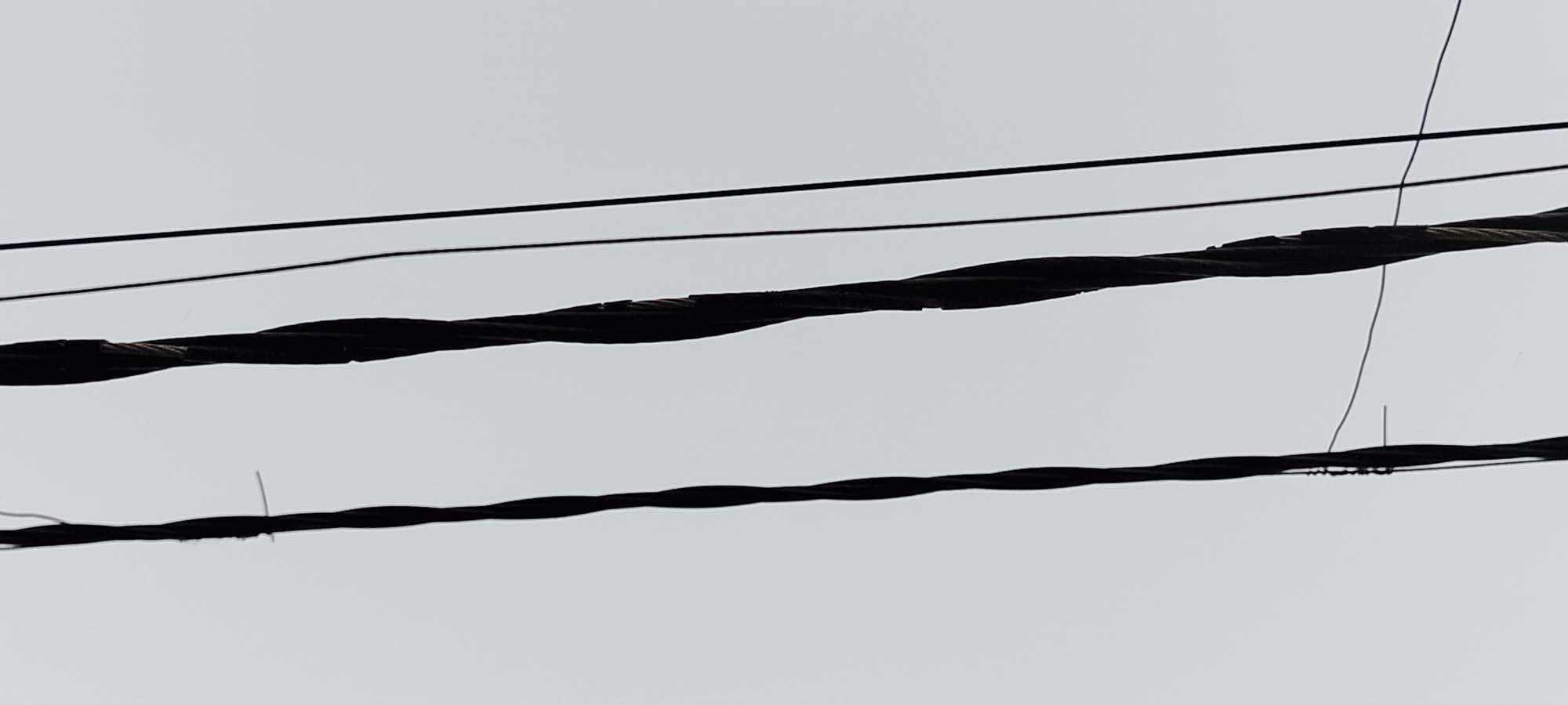 जर्जर हाईटेंशन तार कम ऊंचाई पर लटक रहा