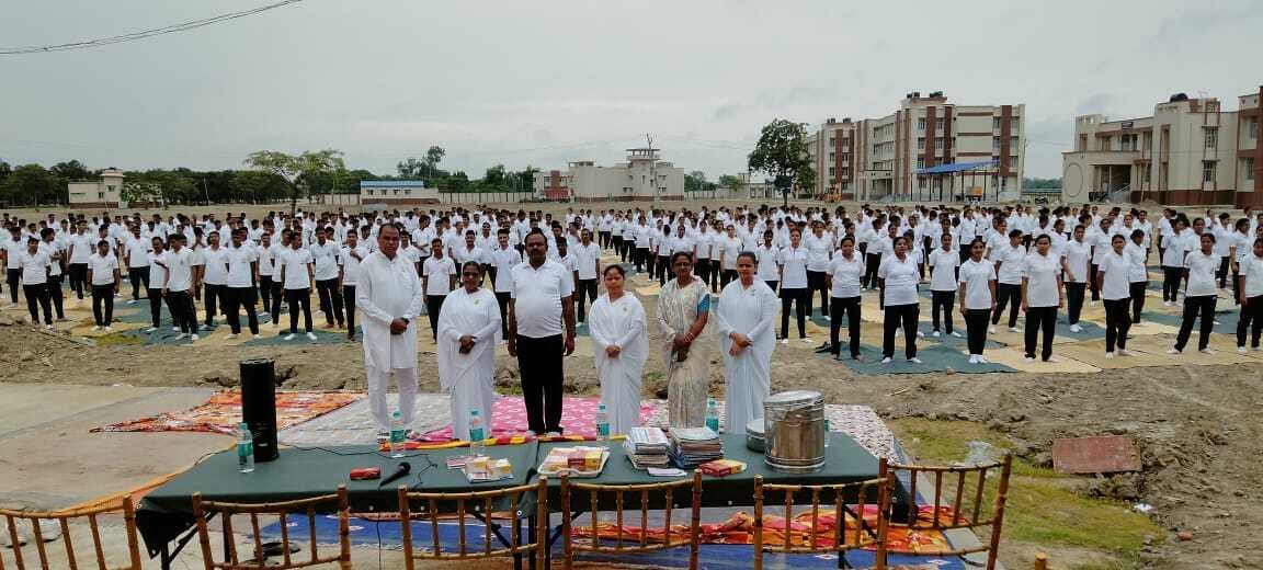 पुलिसकर्मियों ने किया योग व मेडिटेशन