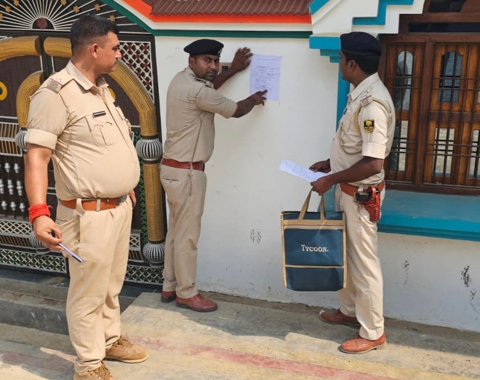 एनडीपीएस मामले में फरार अभियुक्त के घर चिपका नोटिस