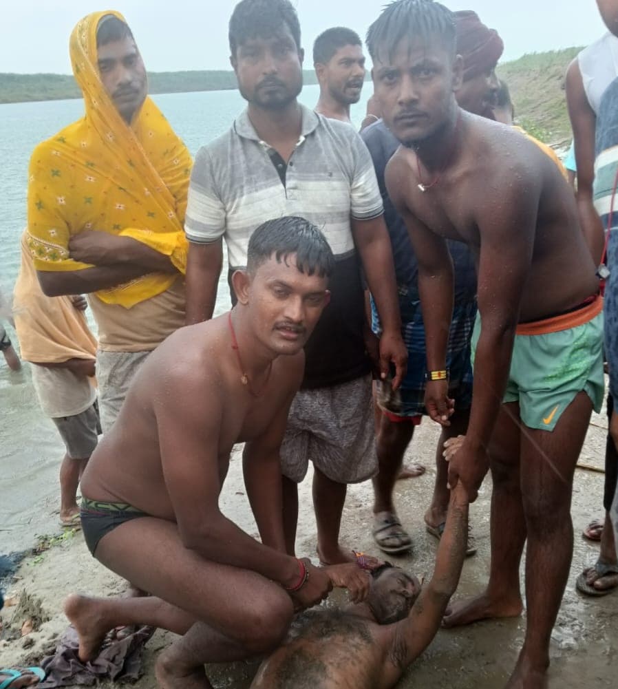 त्रिमोहनी संगम गंगा में युवक के स्नान करने के क्रम में डूबने से मौत