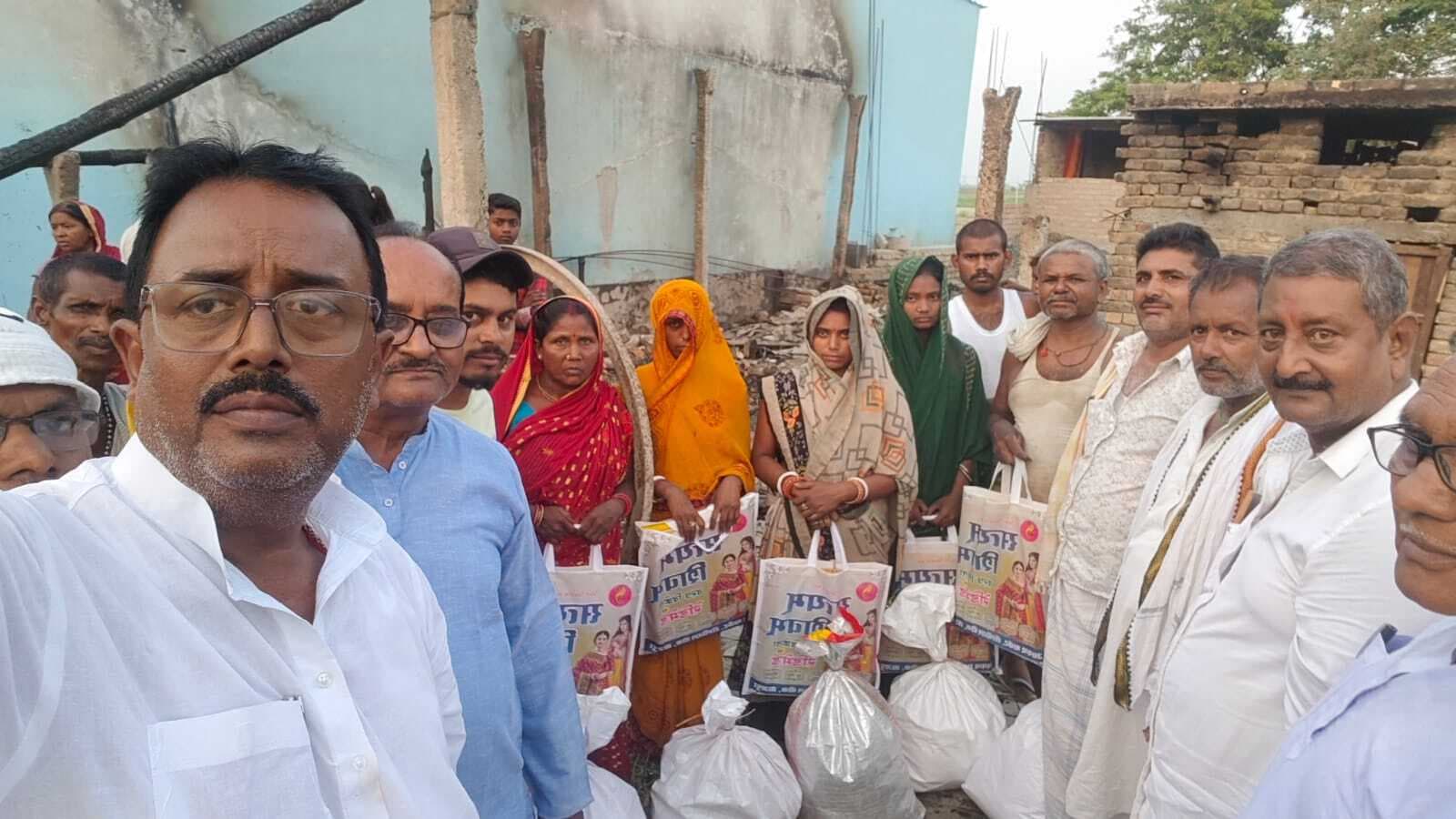 Samastipur News:अग्नि पीड़ित परिवार को दी गई राहत सामग्री