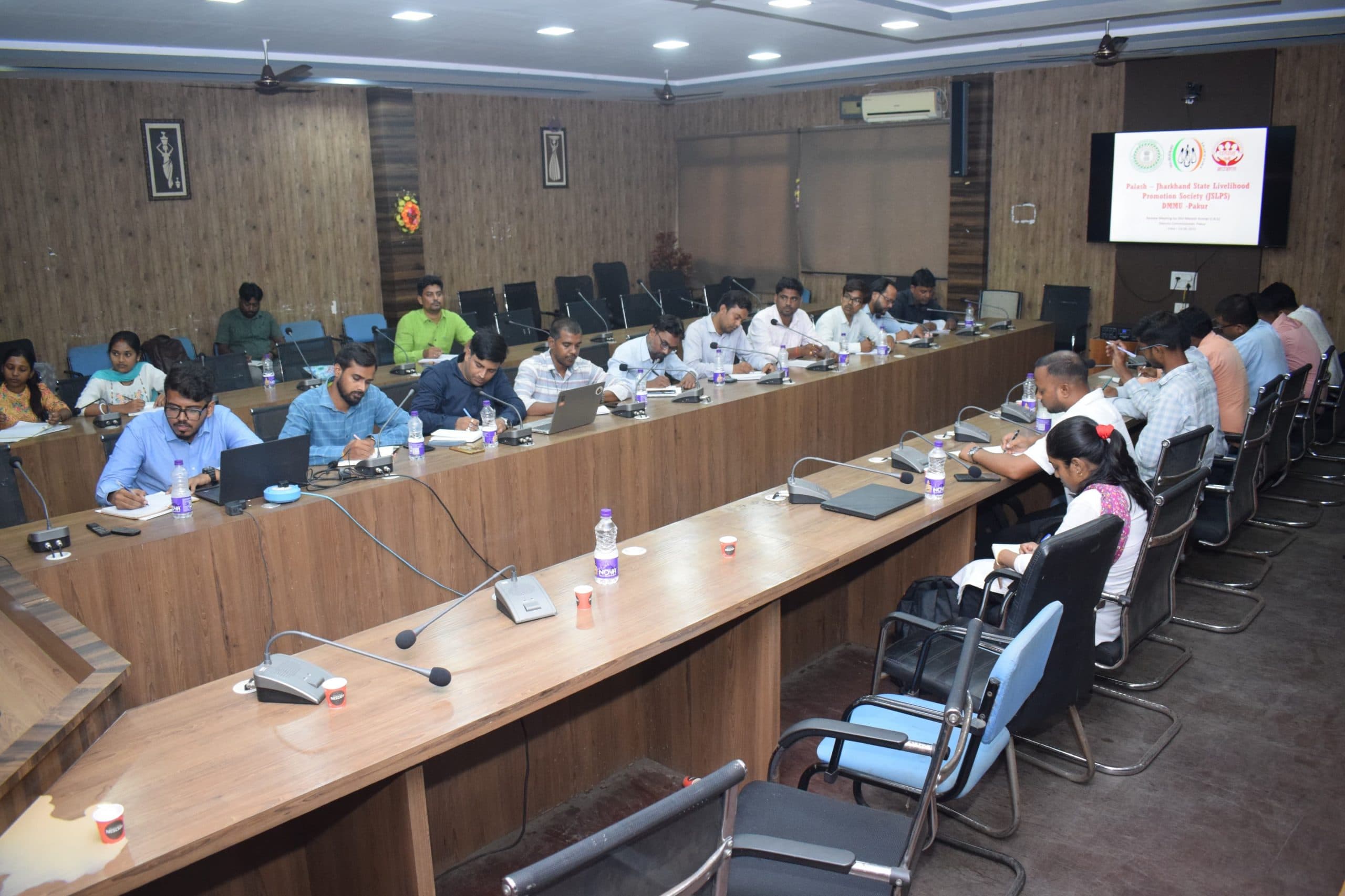 700 नए सखी मंडलों के गठन व 10 हजार छूटे परिवारों को जेएसएलपीएस से जोड़ें : डीसी