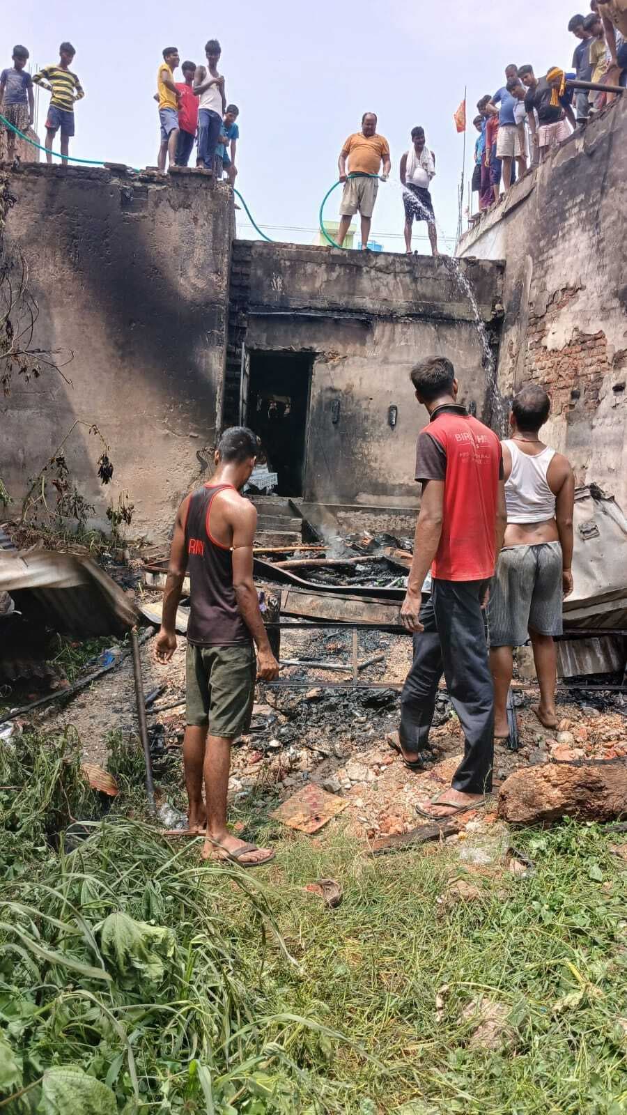 मिर्जापुर बाजार के दुकान में आग लगने से लाखों का नुकसान