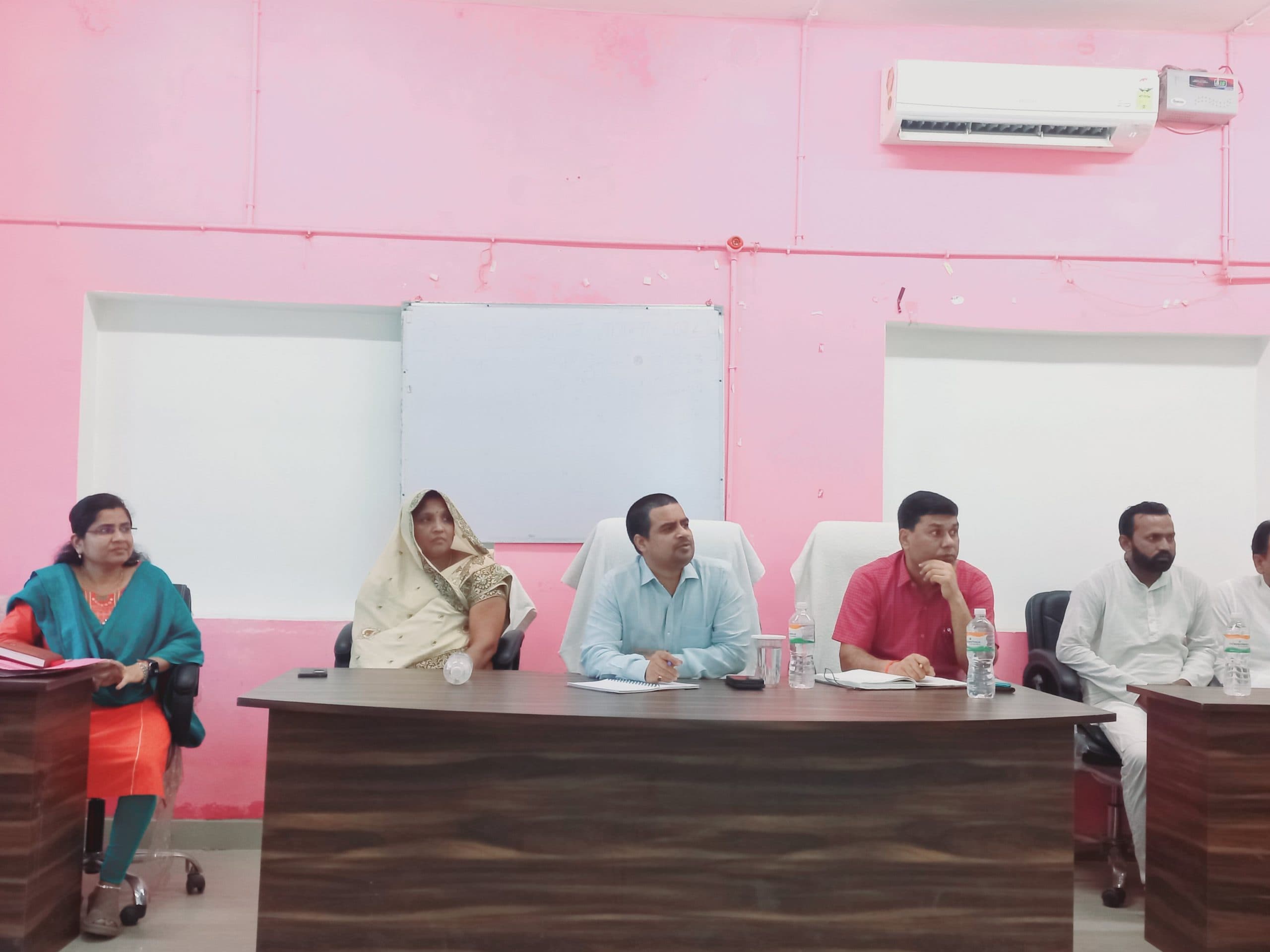 बाढ़काल अवधि में जनप्रतिनिधि व पदाधिकारी मिल कर करें कार्य: डीएम