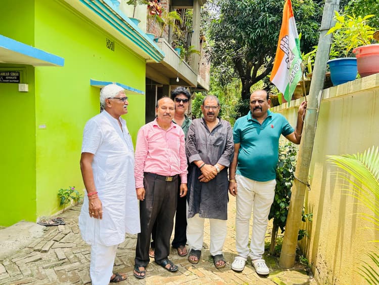 हर घर कांग्रेस का झंडा कार्यक्रम में लोगों के लगाया झंडा